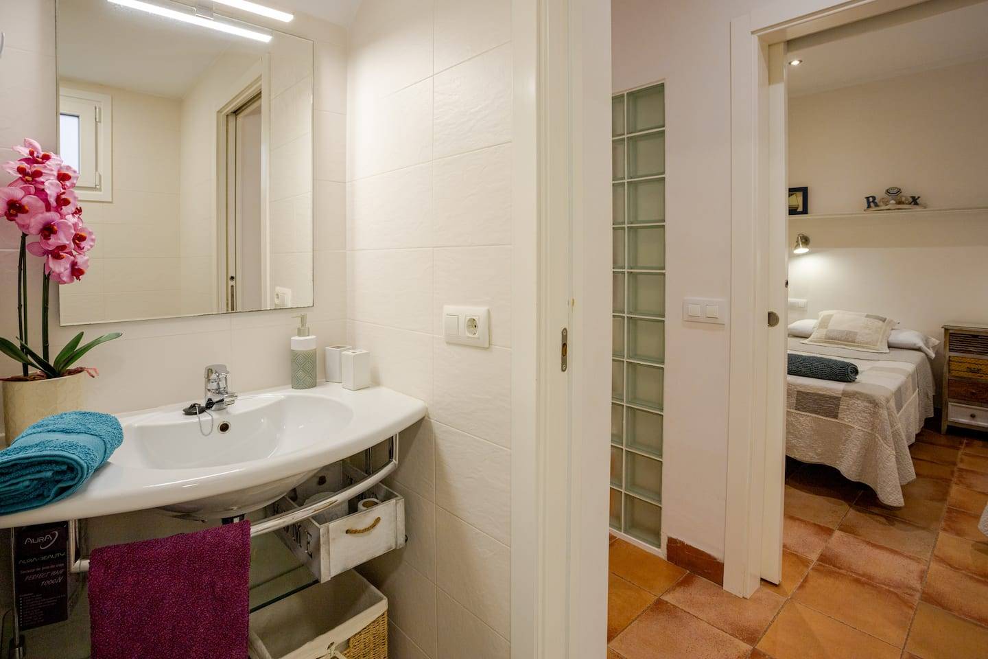 Paso interior entre dormitorio y baño en el apartamento