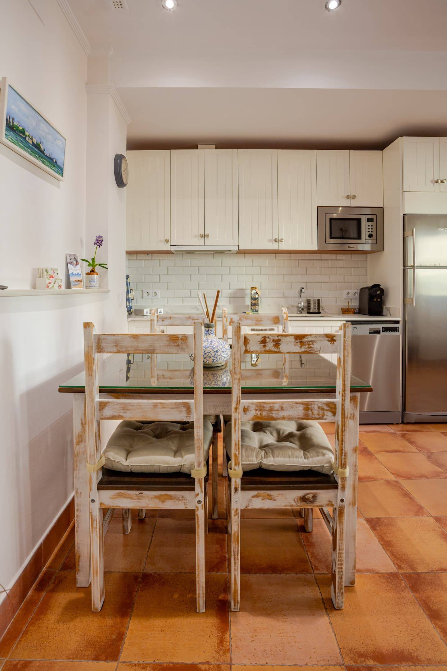Cocina equipada del apartamento con electrodomésticos y almacenaje