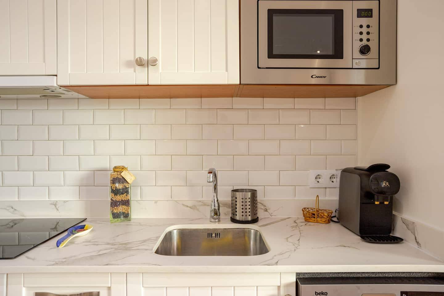 Detalle del equipamiento de cocina del apartamento