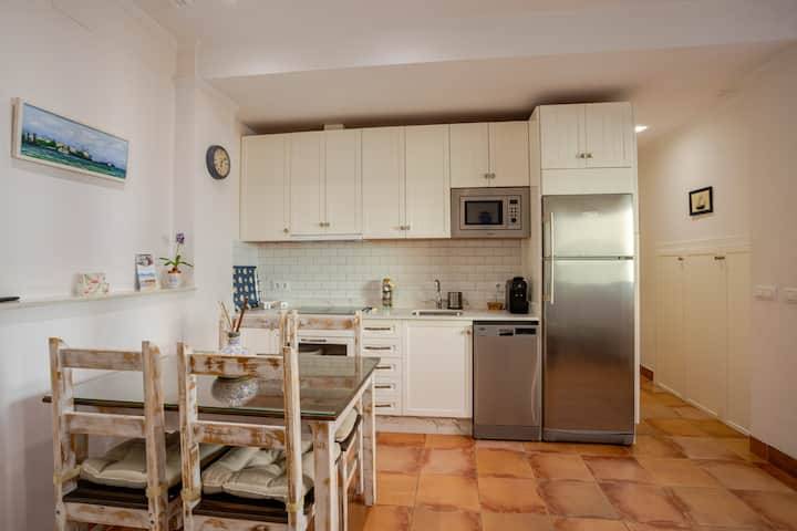 Encimera y zona de trabajo de la cocina del apartamento
