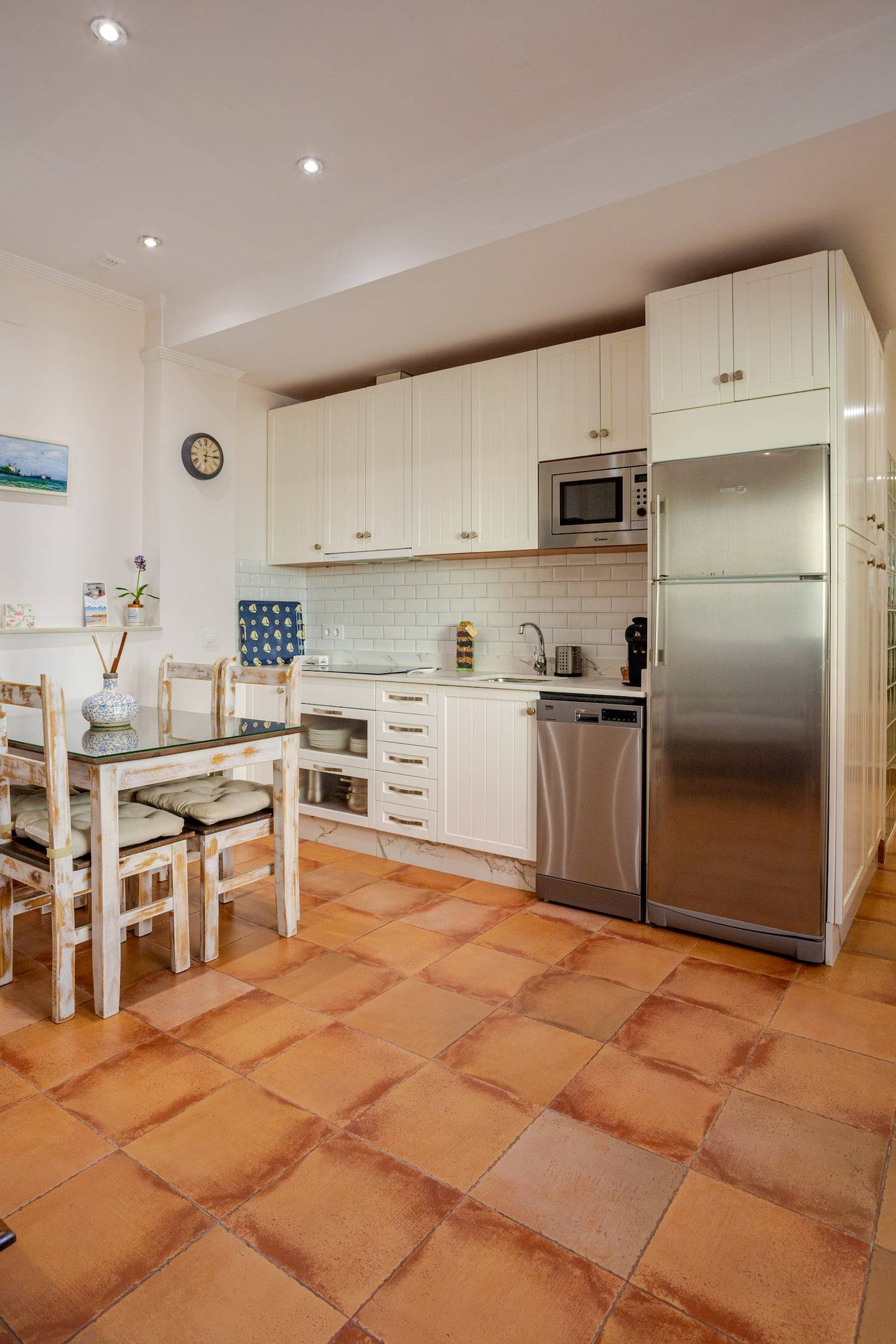 Vista completa de la cocina equipada del apartamento