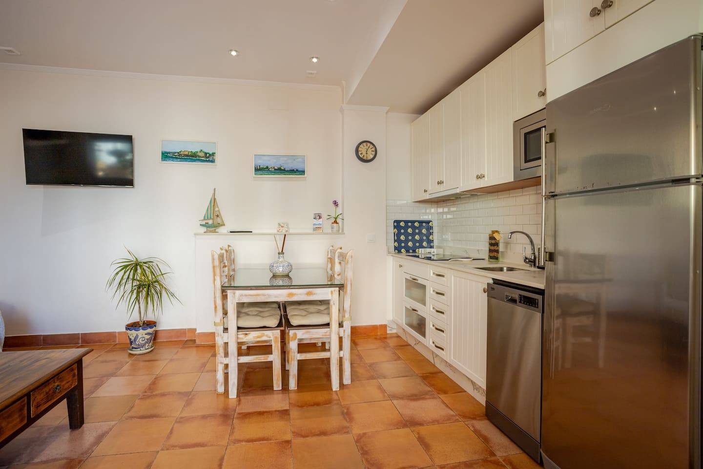 Comedor junto a la cocina en el espacio principal del apartamento