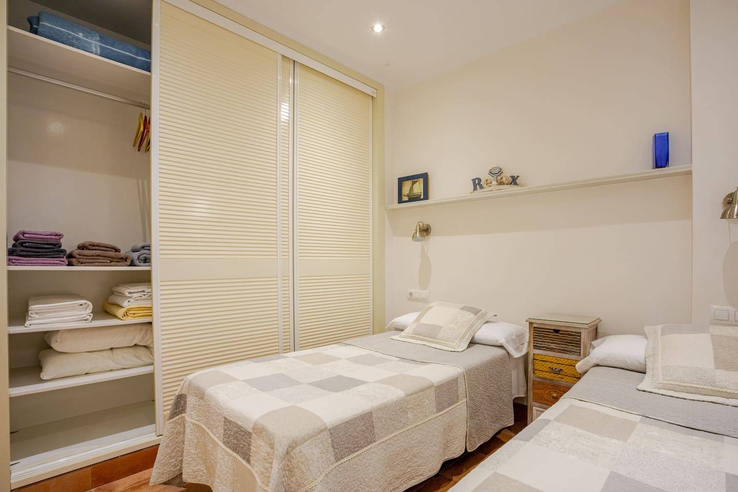 Dormitorio luminoso preparado para una estancia confortable