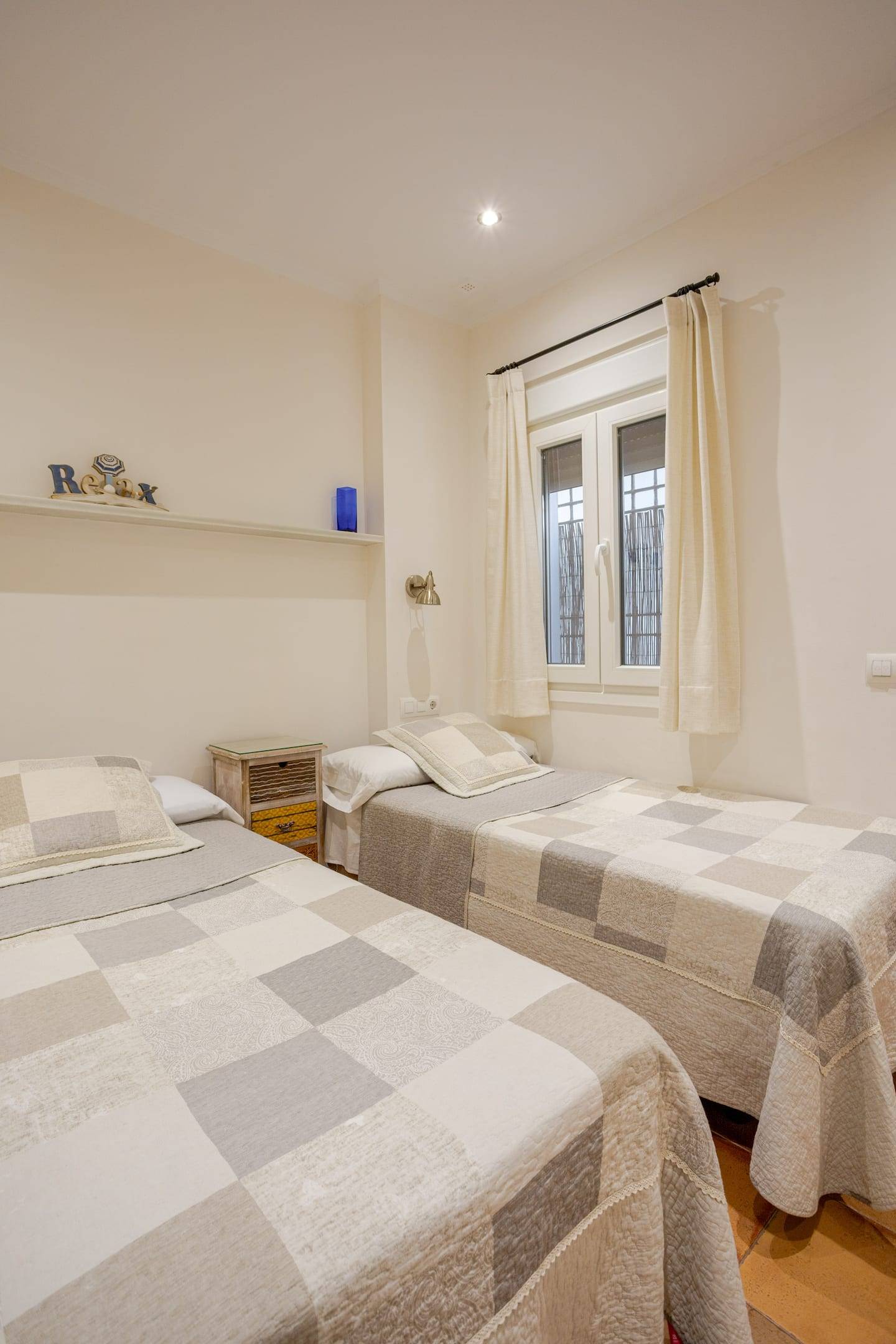 Dormitorio principal con camas preparadas para los huéspedes
