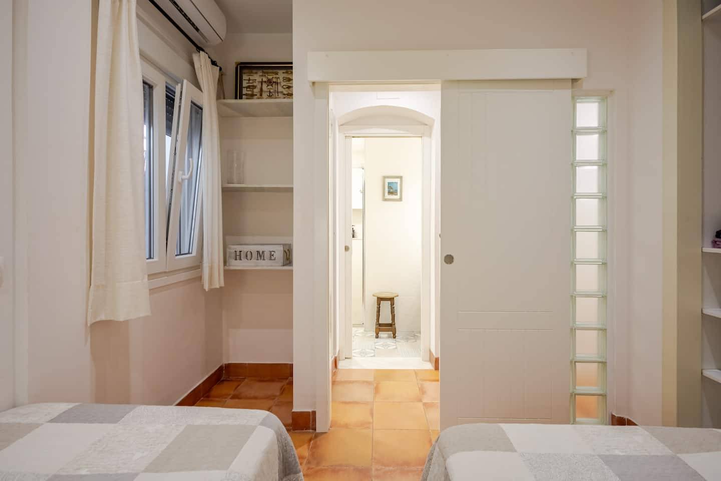 Rincón acogedor del dormitorio del apartamento