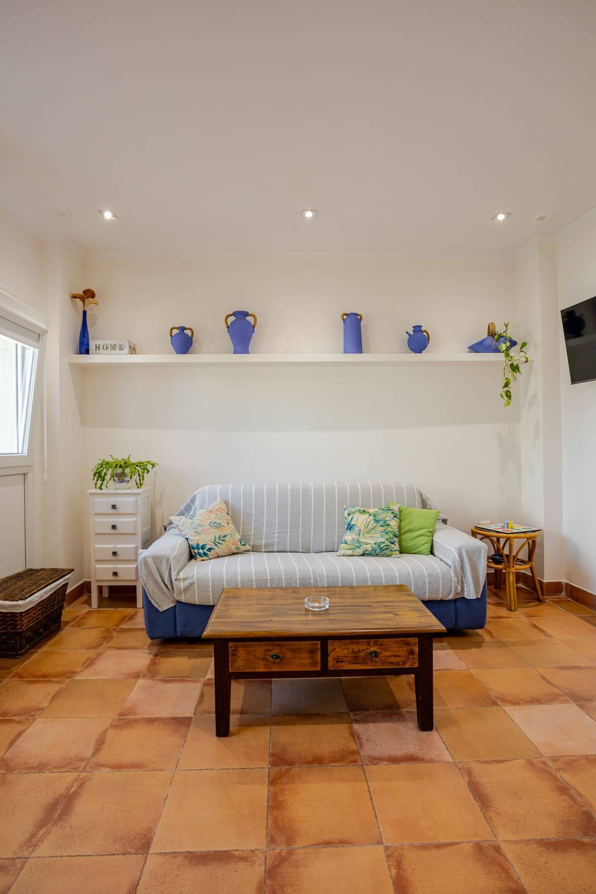 Zona de estar con sofá en el salón del apartamento