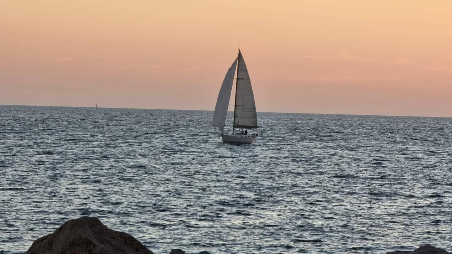 Velero en el entorno marinero de Puerto Sherry